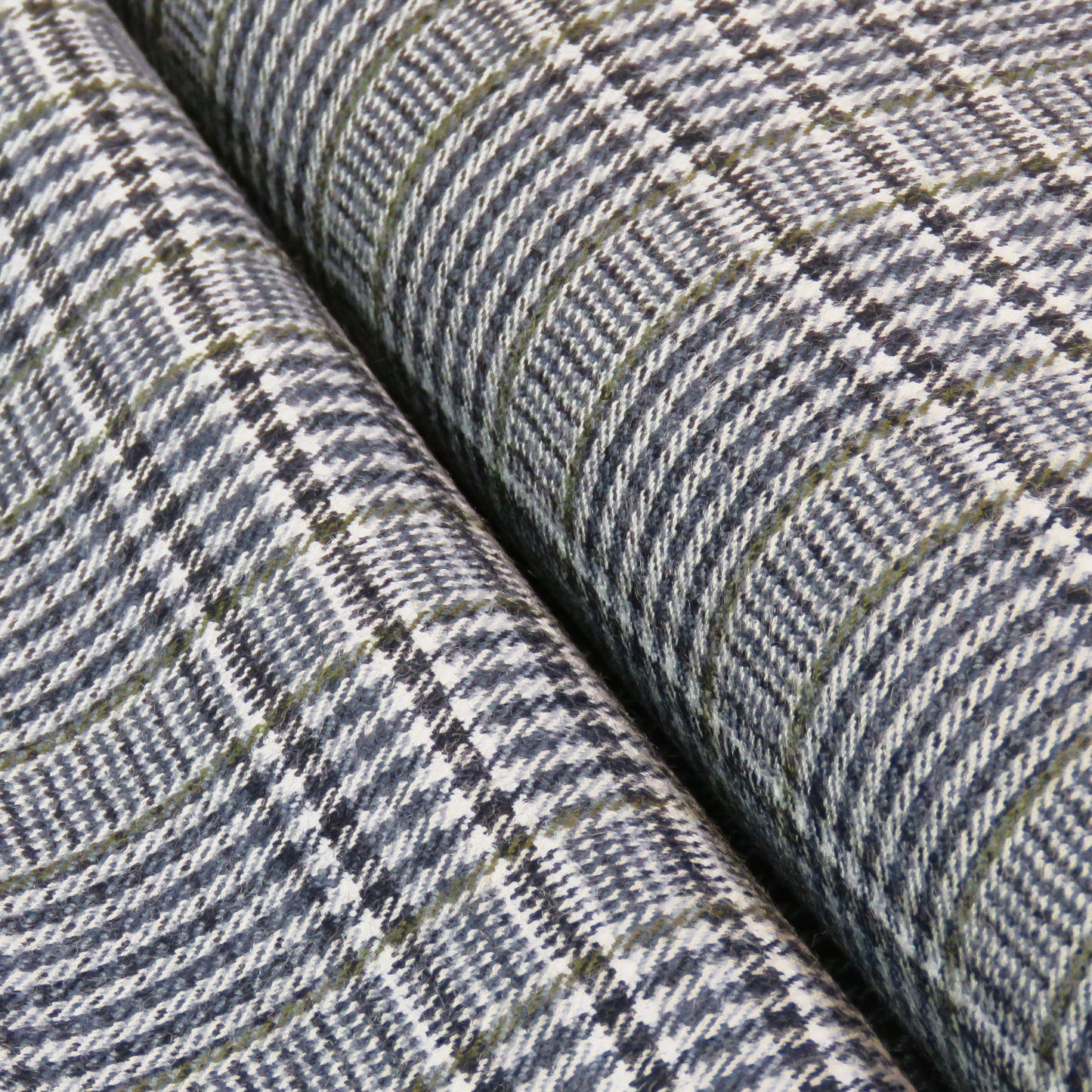 Checkered soft wool with light violet stripe