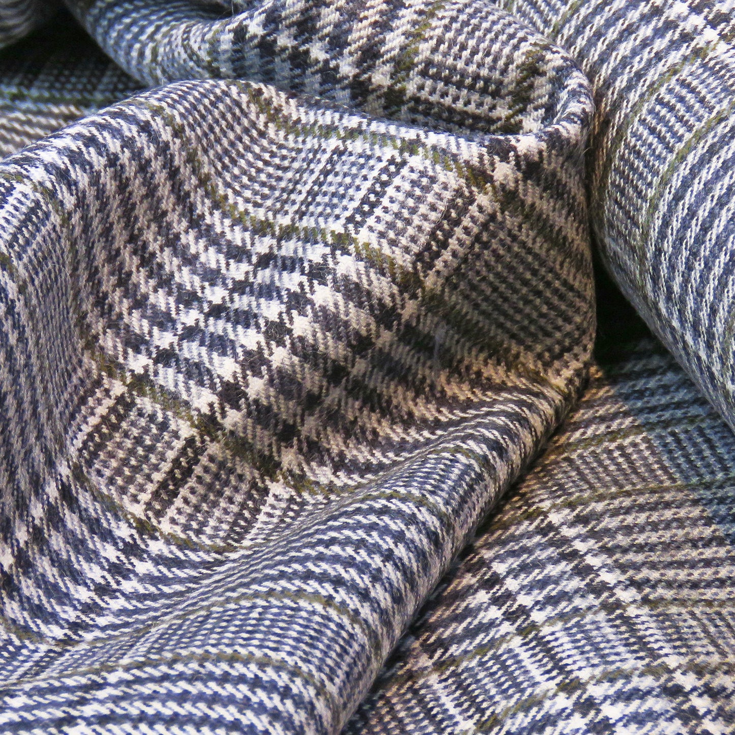 Checkered soft wool with light violet stripe